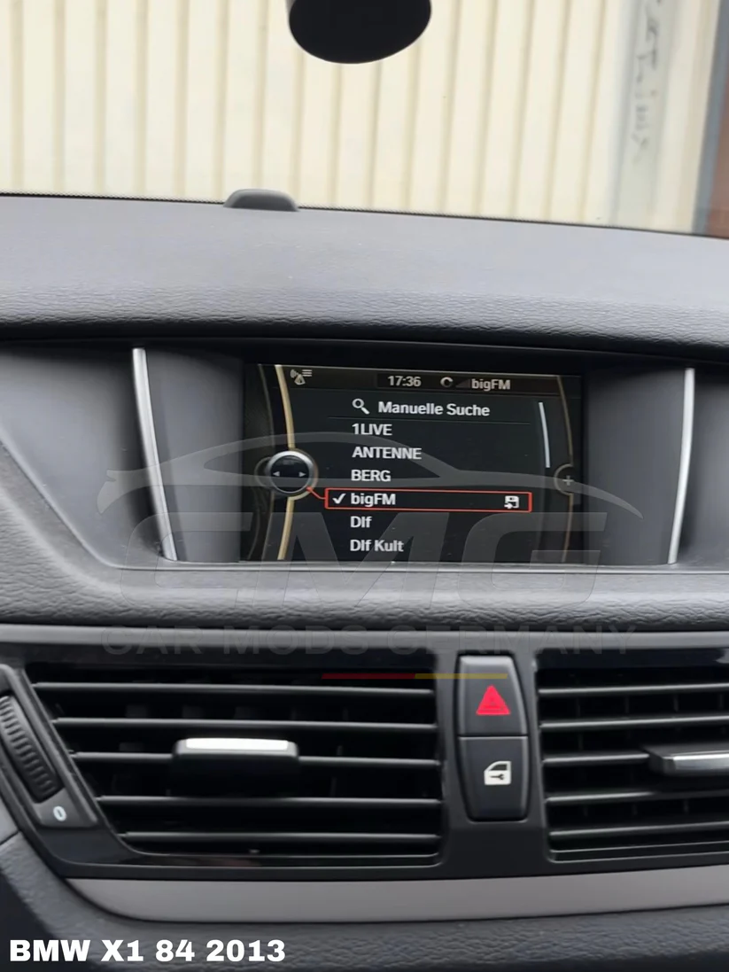 Fahrzeugdisplay vor CarPlay Nachrüstung